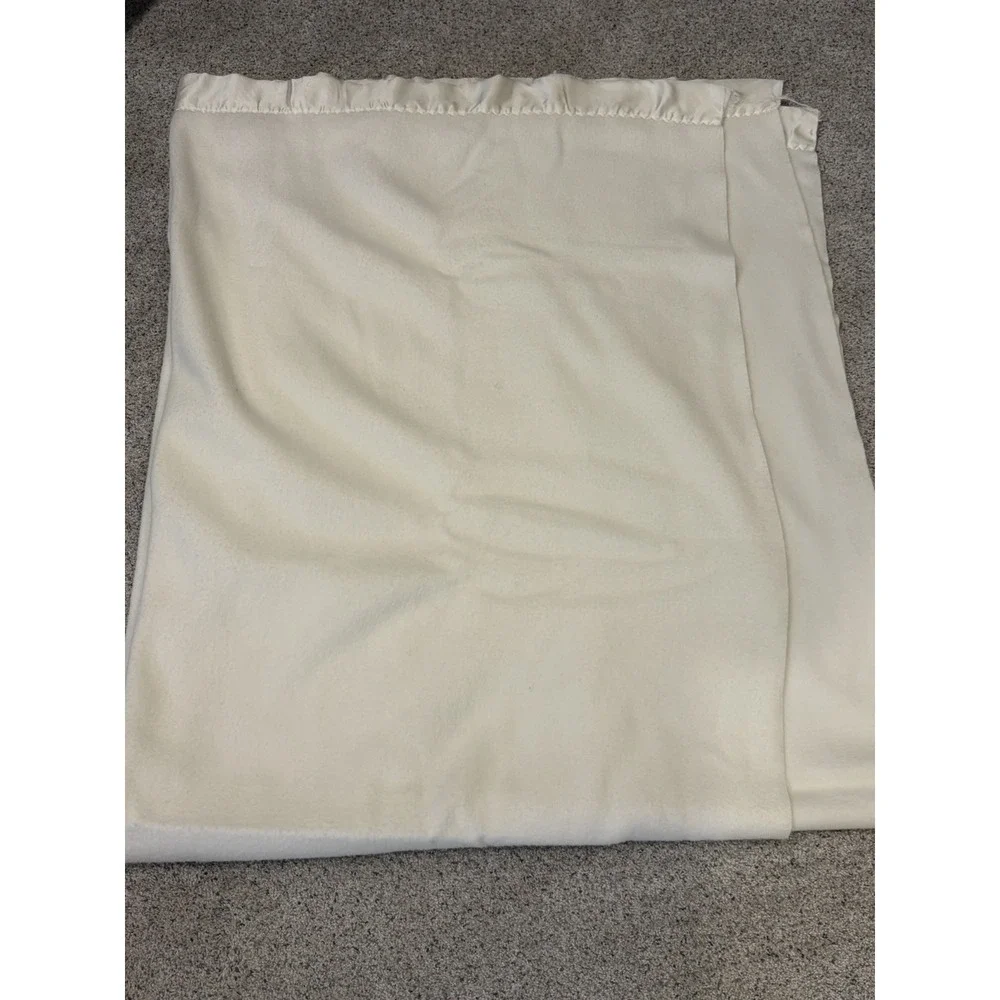 Vintage 1987 Satin Trim Fleece Thermal Blanket Ruffled Edge Cream USA Made Twin